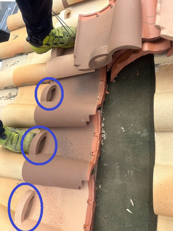 雪止め瓦に差し替えて、固定していきます。