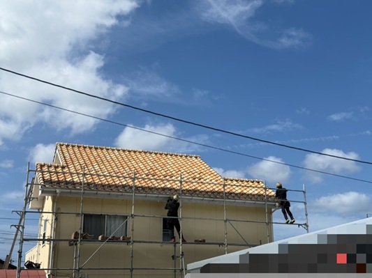 次に、 雪止め瓦に専用金具を取り付け、 その金具にゆきもちくんを固定していきます。