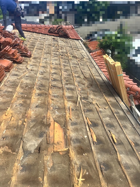 瓦葺き直し　一旦瓦を取り外す