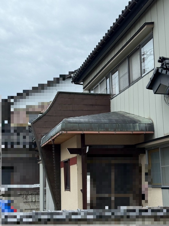 【射水市】玄関のトタン屋根が気になるとのお問い合わせ【現場調査】