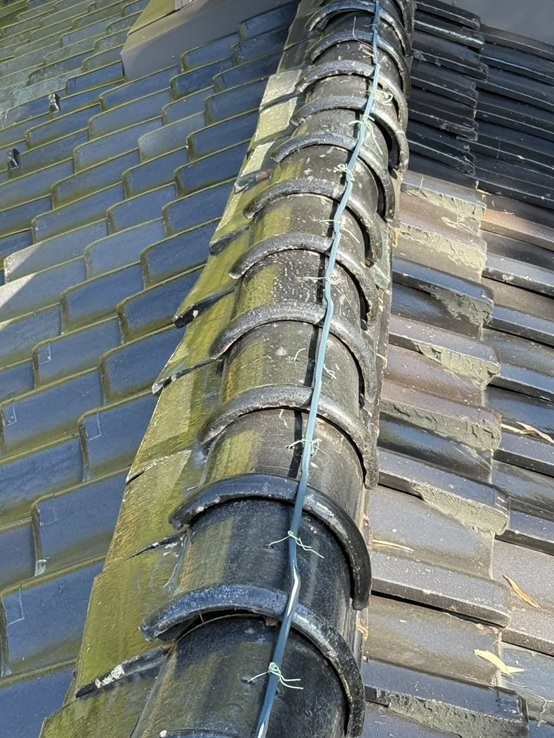 下屋根の棟瓦も歪んでいます