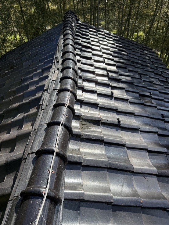 瓦屋根の棟瓦が大きくズレています