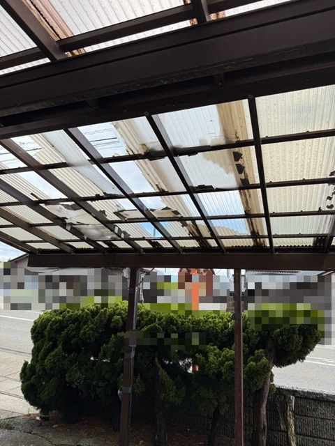 【射水市】割れていたカーポートの屋根パネル交換・側面のアルミ枠ごと外れている箇所の補修