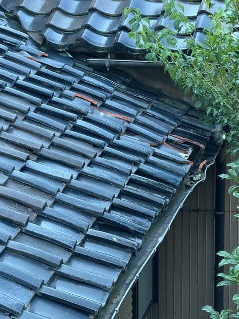 瓦屋根の下地が傷み、屋根が崩れています