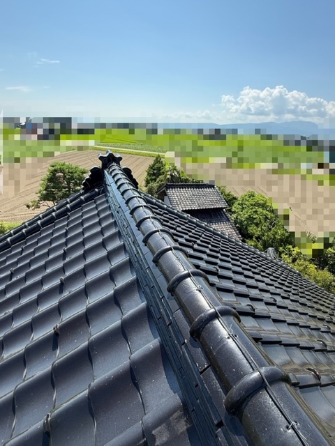 大屋根の棟瓦が歪んでいました