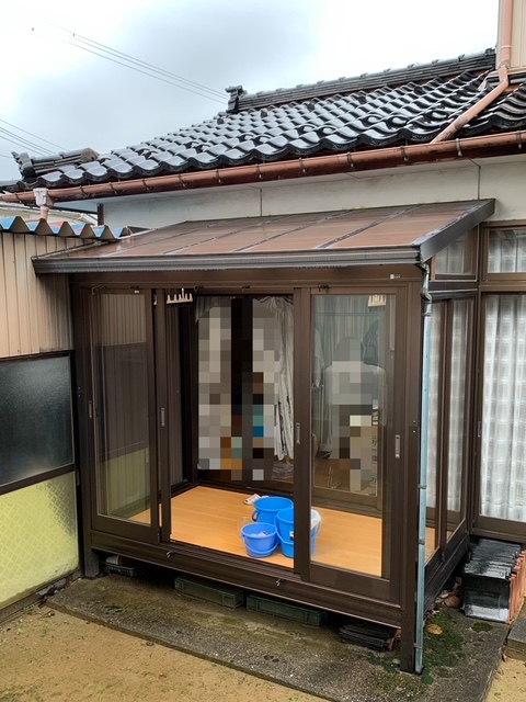 サンルームの屋根材に亀裂が入り雨漏りしています